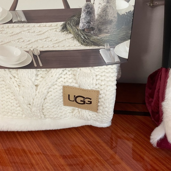 COPY - Ugg lita table runner in red or white- one - Picture 3 of 9
